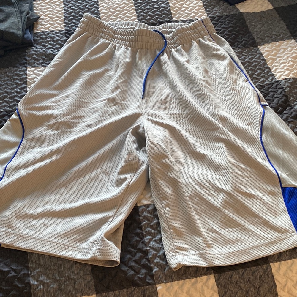 Under Armour Shorts size L